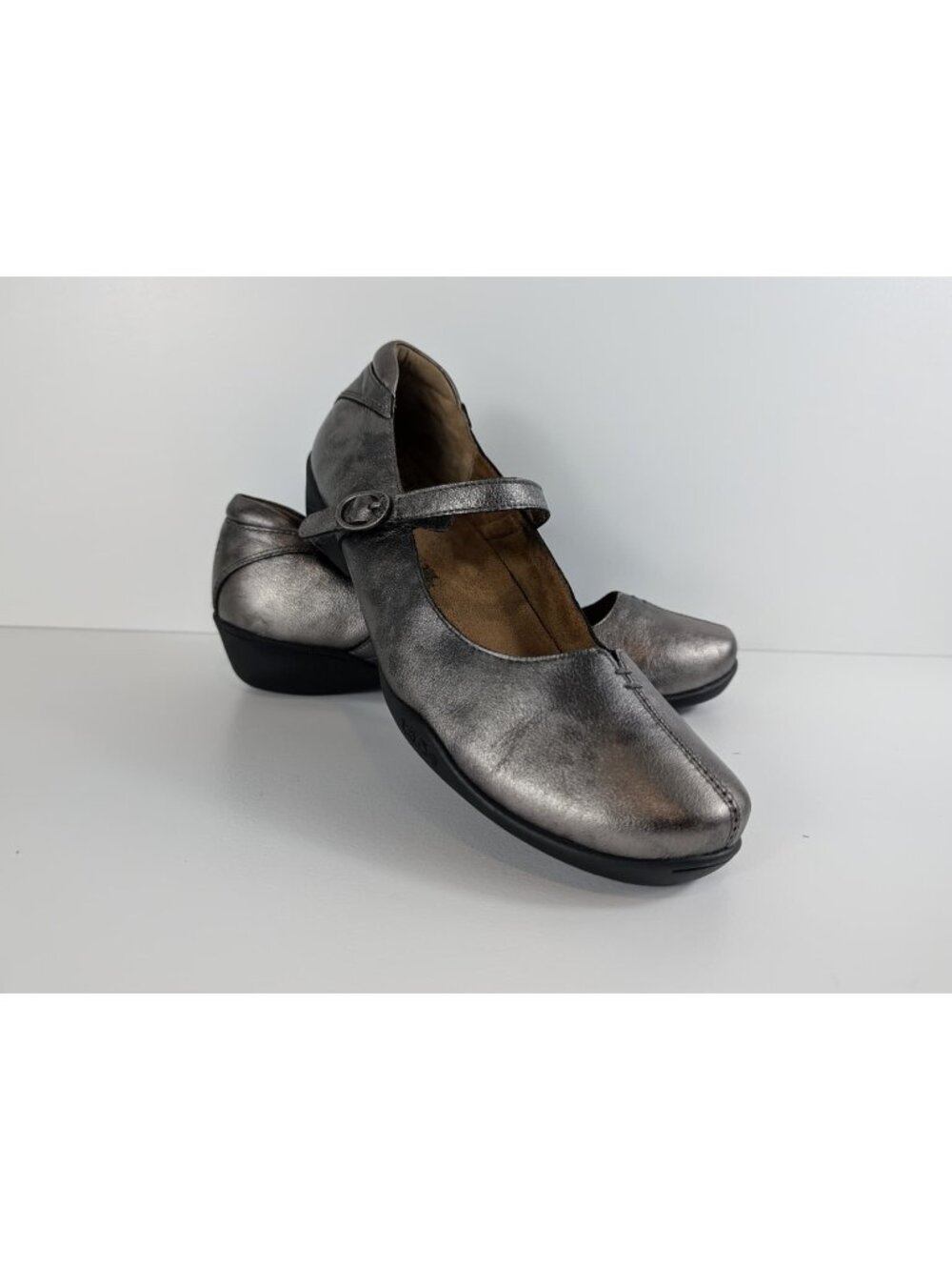 Taos Women's mary janes strap flats in metallic gray size 10